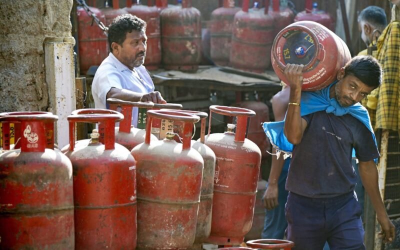 இனி 25 நாட்களில் கியாஸ் சிலிண்டர் புக் செய்யலாம்! 45 நாள் காத்திருப்பு முடிவுக்கு வந்தது! 1 LPG Gas PTI 1 scaled 1 இனி 25 நாட்களில் கியாஸ் சிலிண்டர் புக் செய்யலாம்! 45 நாள் காத்திருப்பு முடிவுக்கு வந்தது!