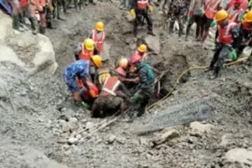 Nepal Flood: 9 நாட்கள் சுரங்கத்தில் தவித்த தொழிலாளி உயிருடன் மீட்பு !!