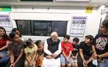டெல்லி மெட்ரோவில் பயணித்த பிரதமர் மோடி – வீடியோ வைரல்… !!